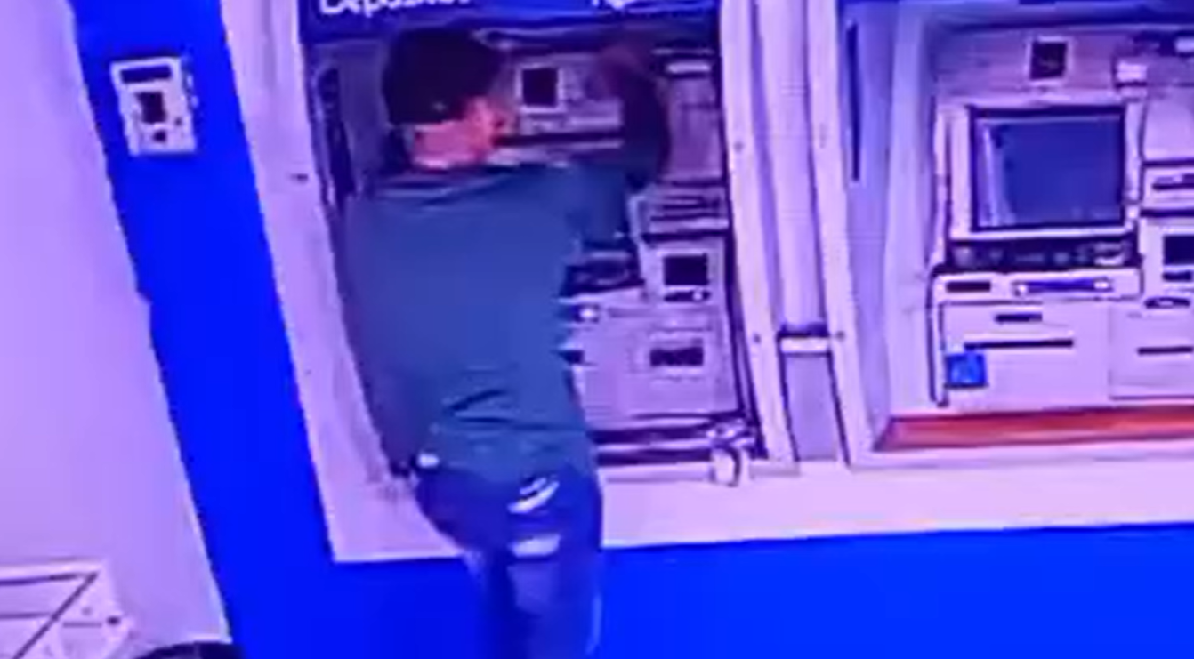 Homem é flagrado usando chupa cabra para furtar envelopes com dinheiro de terminais de caixa eletrônico
