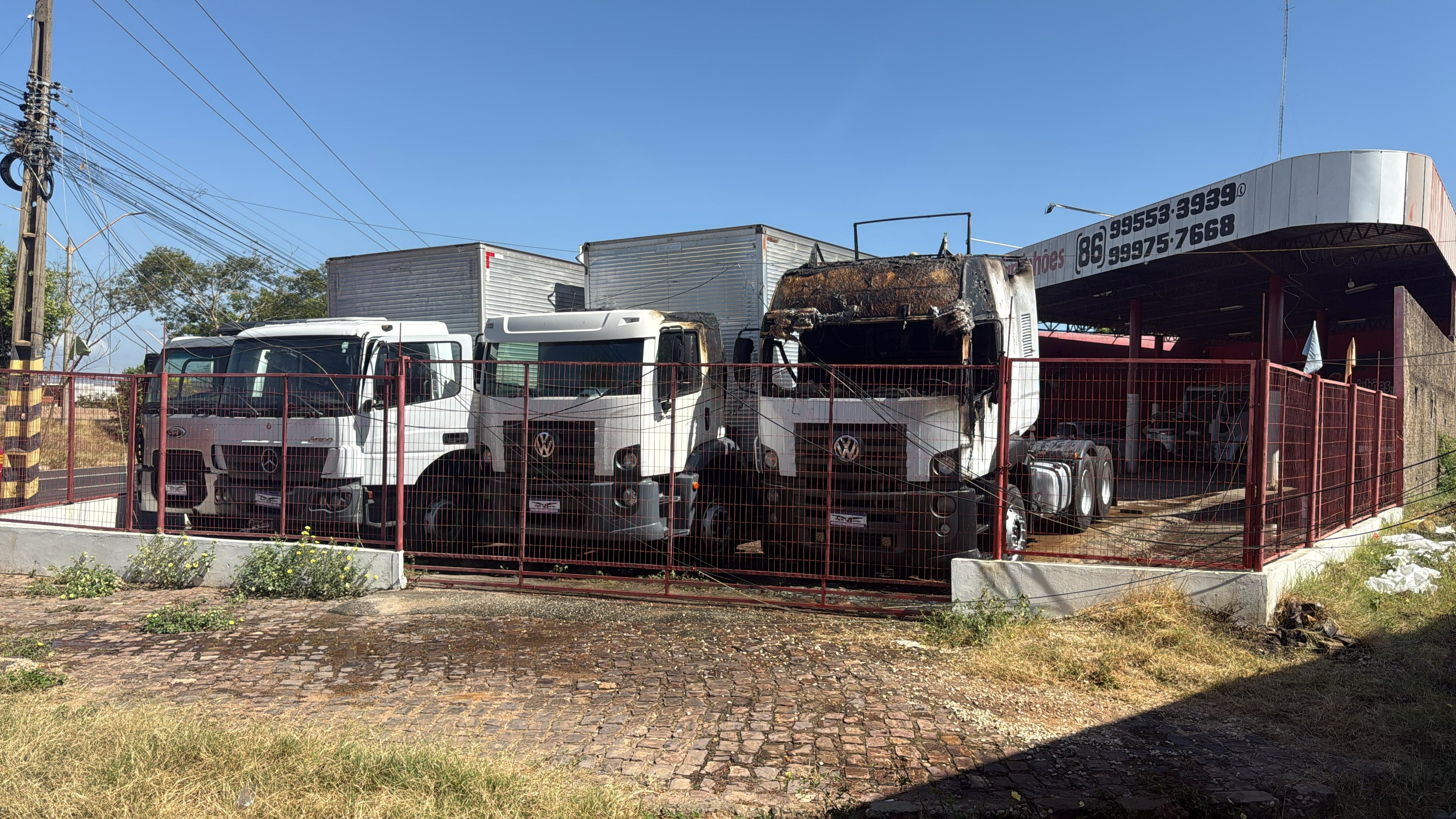 Incêndio atingiu garagem e destruiu caminhão