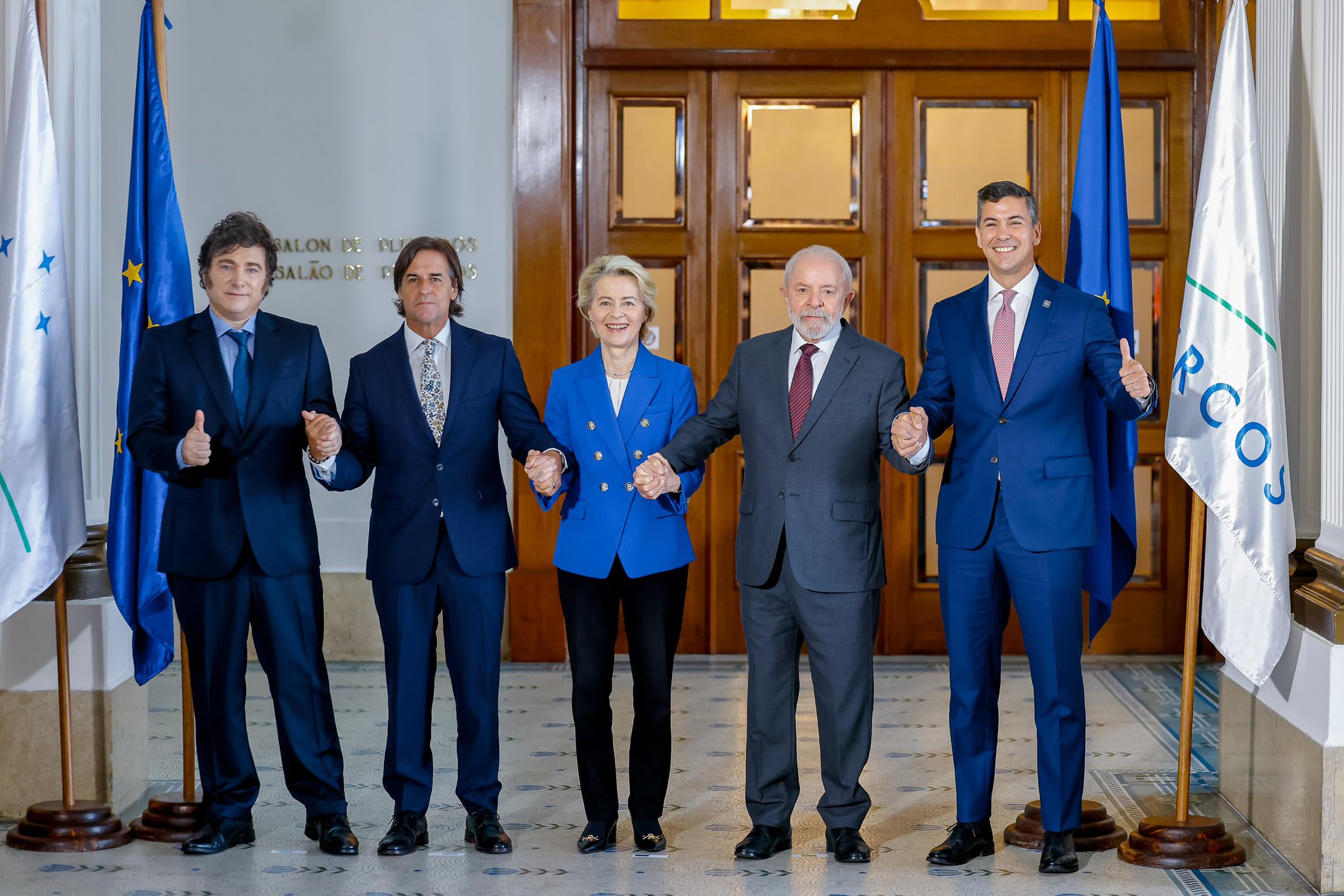 A presidente da Comissão Europeia, Ursula von der Leyen, acompanhada dos presidentes dos países do Mercosul