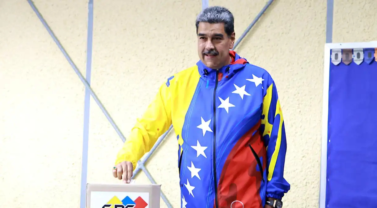 O presidente venezuelano Nicolas Maduro dá seu voto durante a eleição presidencial