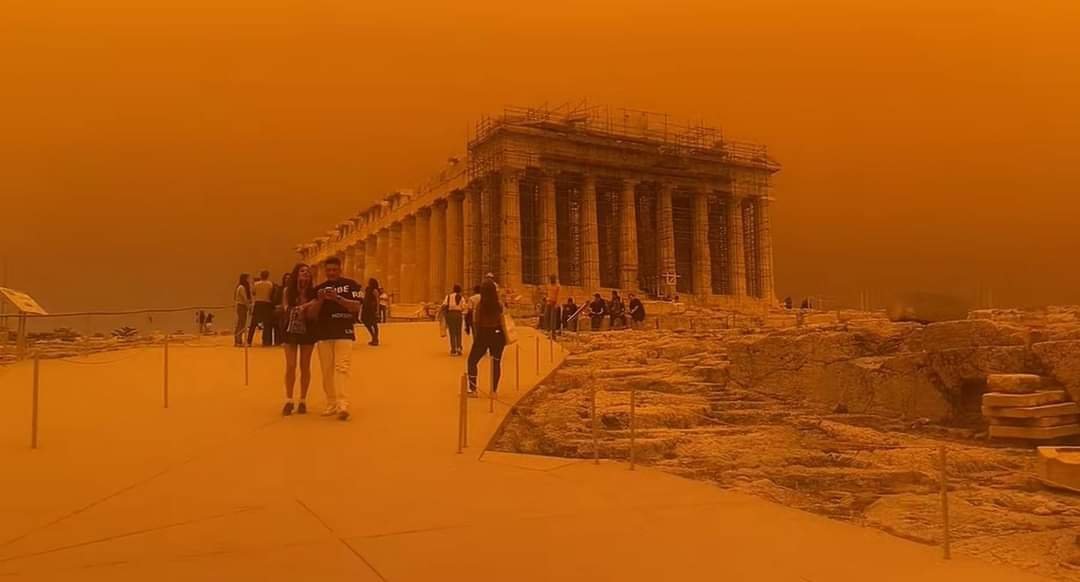 Céu de Atenas coberto de poeira em um tom alaranjado
