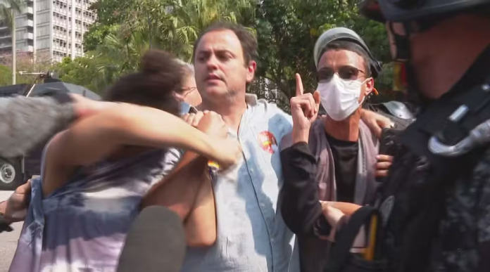 Glauber Braga sendo detido pela polícia durante protesto na UERJ