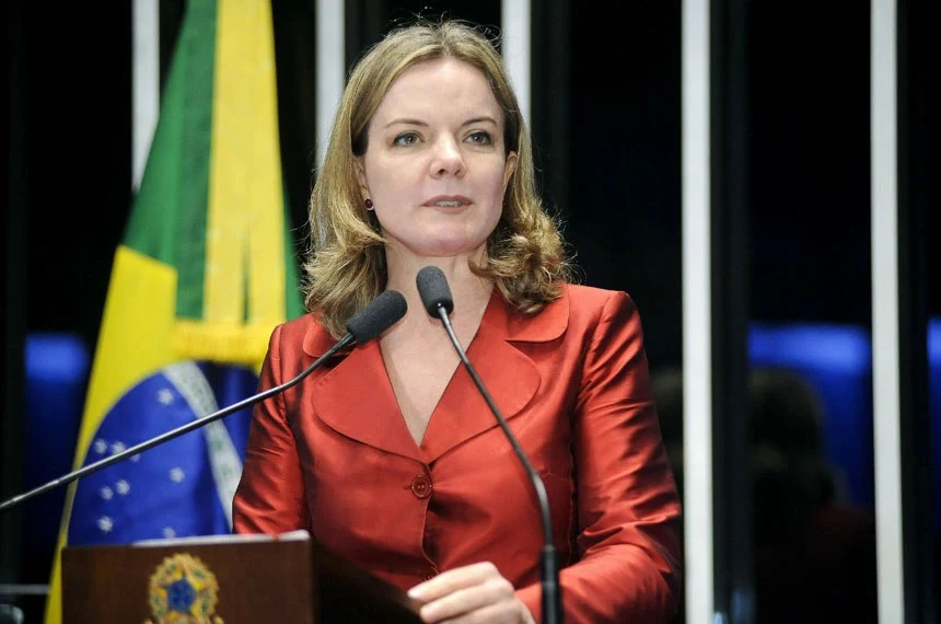 Gleisi Hoffmann critica apoio de Tarcísio e Bolsonaro à tarifa imposta por Trump ao Brasil