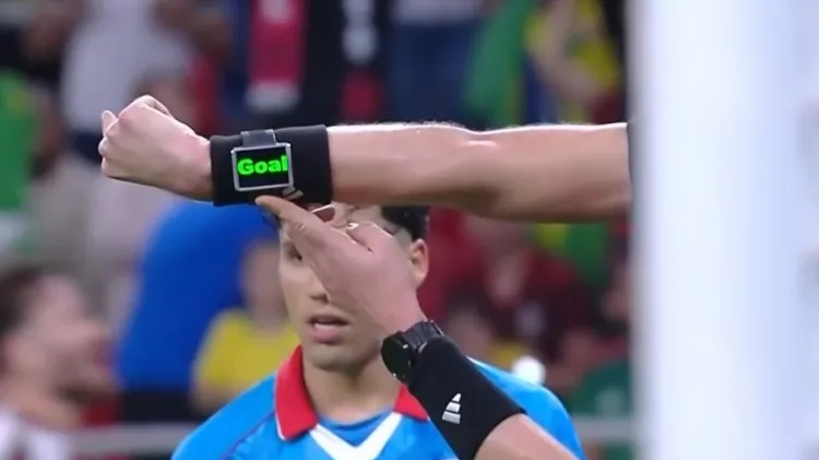 Glenn Nyberg, árbitro de Flamengo x Cruz Azul, na Copa Intercontinental, exibe relógio após gol de Arrascaeta