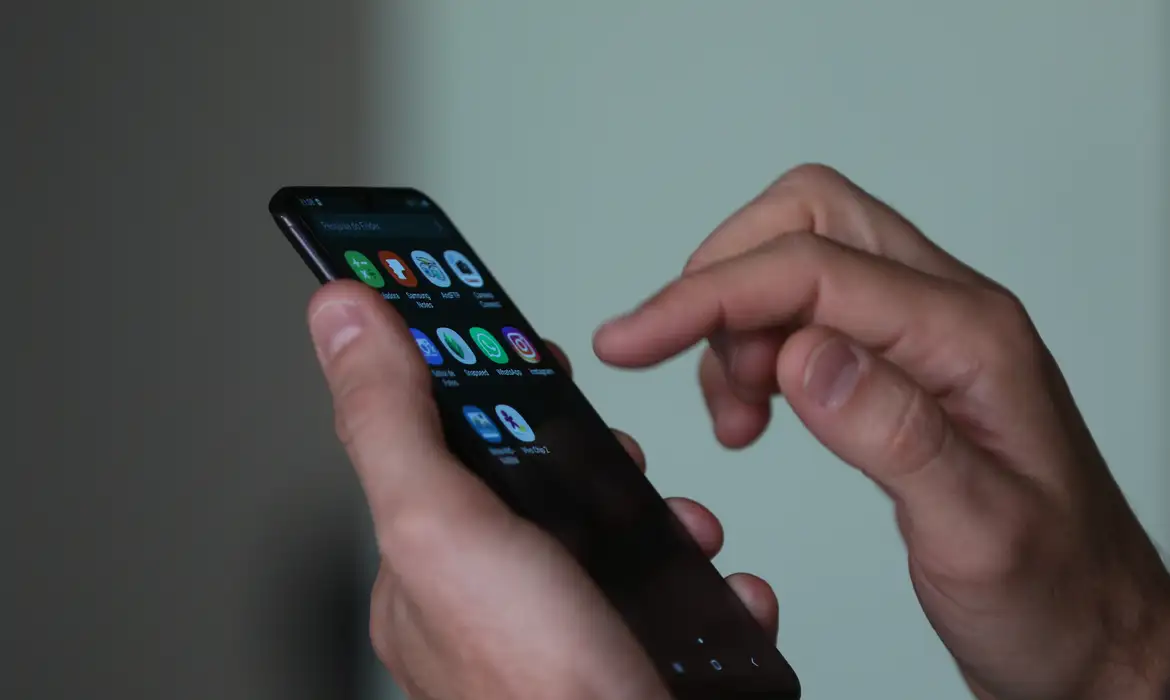 Os canais de abordagem mais comuns continuam sendo ligações telefônicas e mensagens via WhatsApp