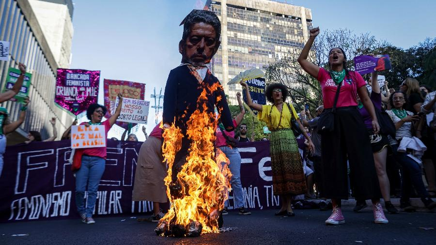 Boneco de Arthur Lira é queimado durante manifestação contra PL do Aborto