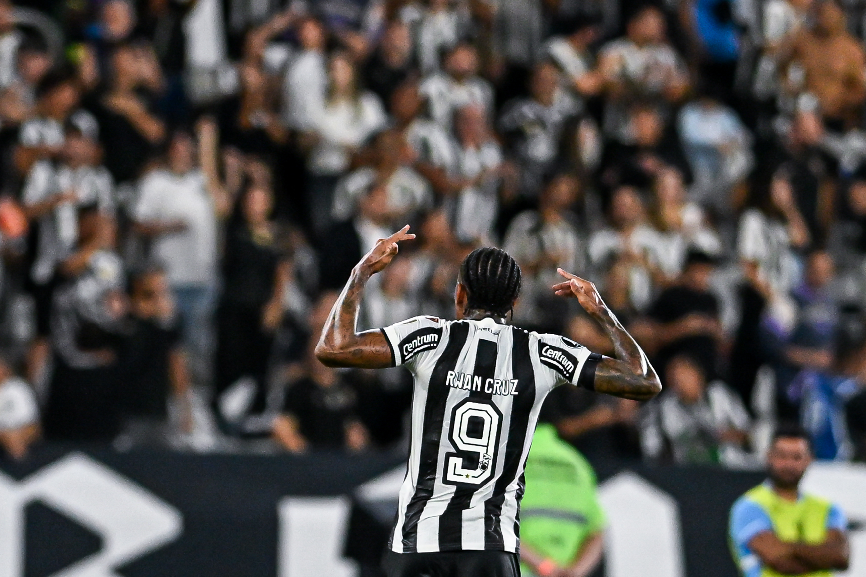 Botafogo vence Estudiantes em jogo decisivo pela Libertadores