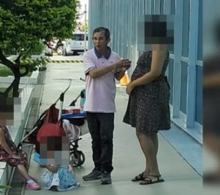 O suspeito está acompanhado de duas crianças e uma mulher