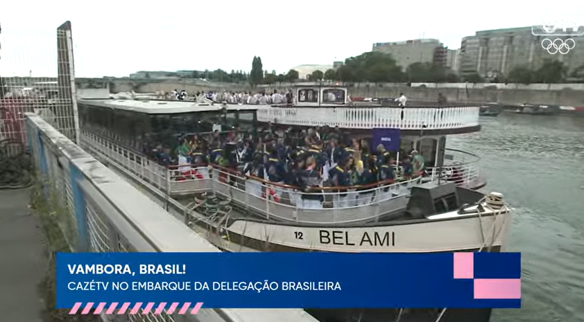 Embarcação da delegação brasileira para cerimônia de abertura em Paris