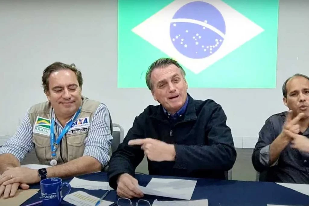 Pedro Guimarães ao lado do presidente Jair Bolsonaro em transmissão na internet
