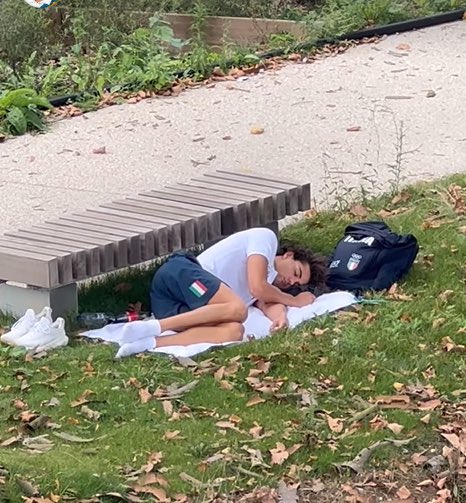 Atleta olímpico dorme em praça por péssimas condições na Vila Olímpica de Paris