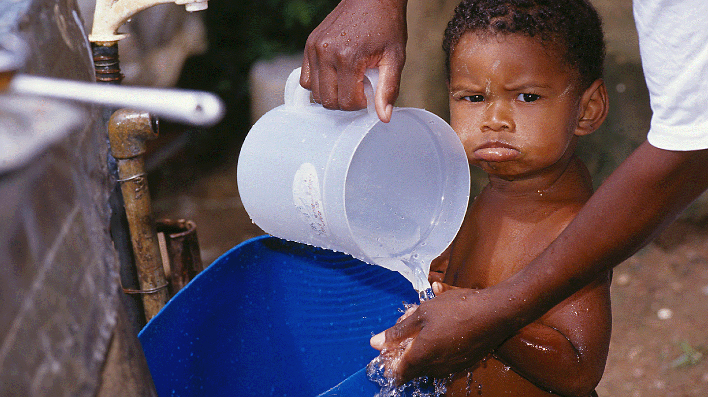 Quantas criancas e adolescentes nao tem acesso a agua no Brasil