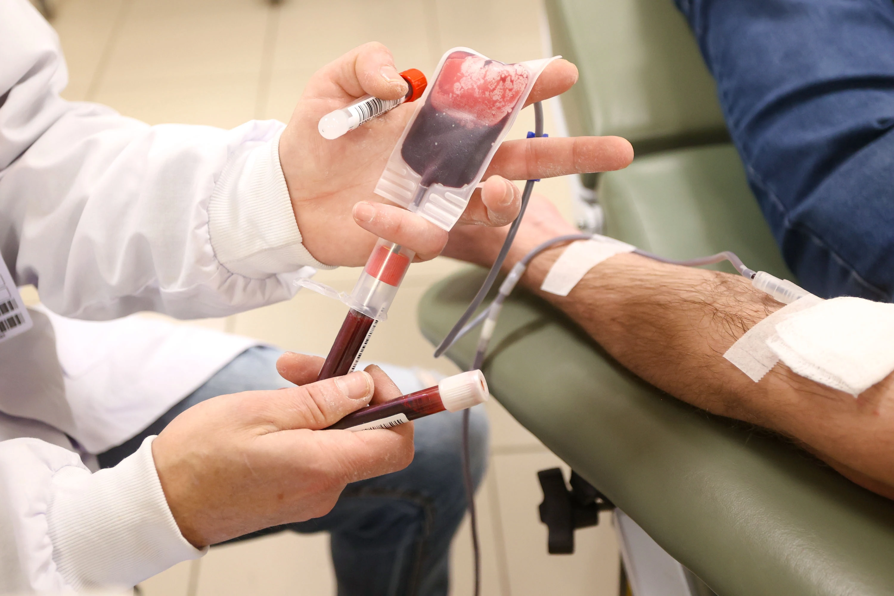 Doação de sangue pode salvar até três vidas; campanhas buscam manter estoques estáveis