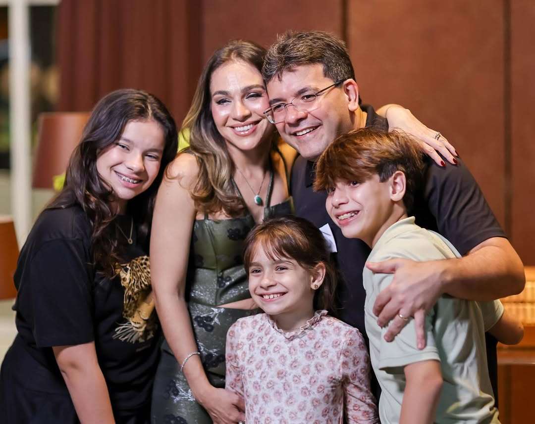 Rafael e Isabel Fonteles com os filhos, Teresa, Thomás e Elisa