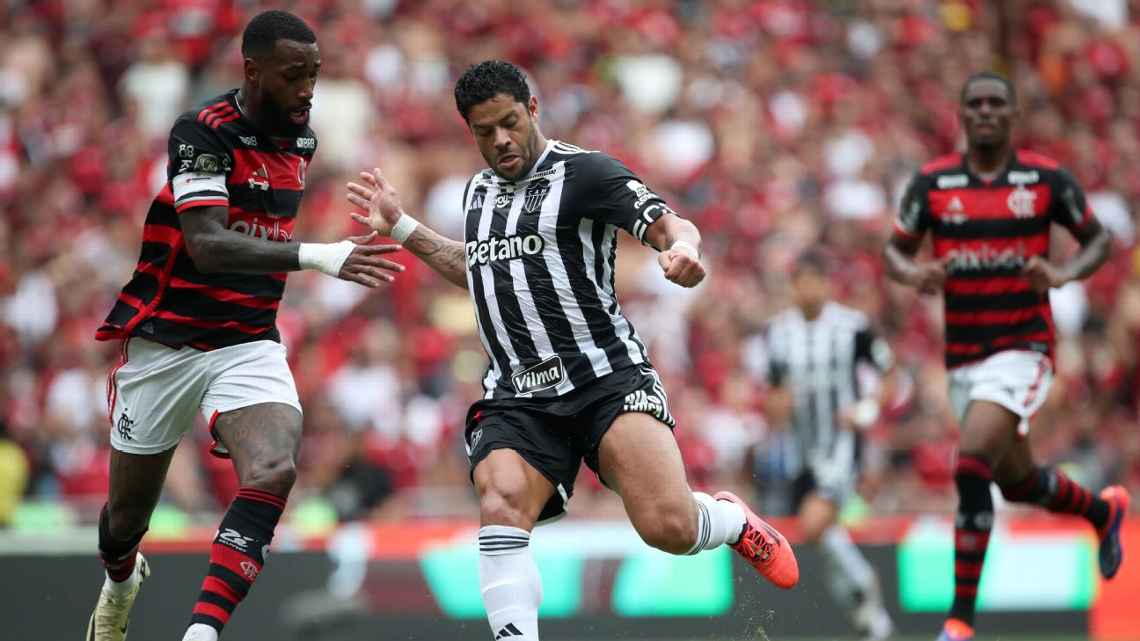 Jogadores de Flamengo x Atlético-MG em ação pelo jogo de ida da final da Copa do Brasil