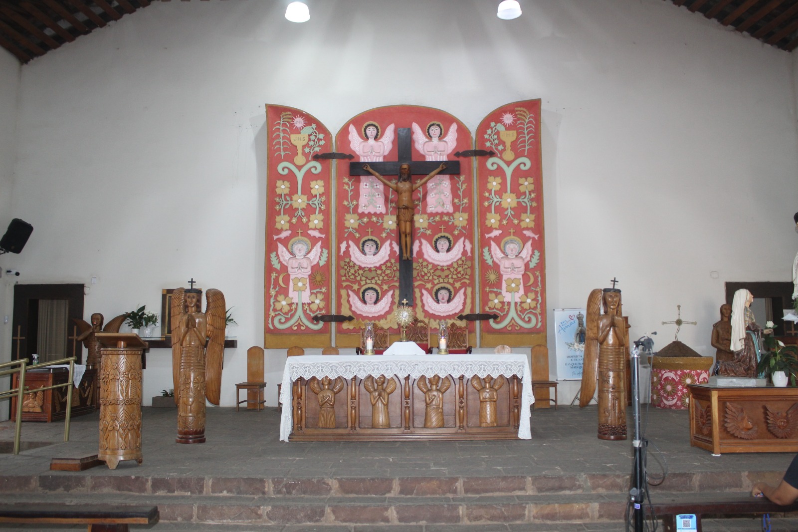 Altar da Paróquia Nossa Senhora de Lourdes, a Igreja da Vermelha, zona Sul de Teresina