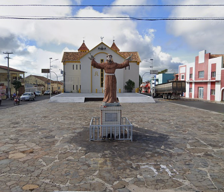 Estátua de São Francisco de Assis está instalada em frente a Igreja Matriz de Piripiri