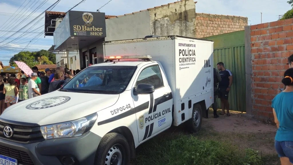 O jovem foi surpreendido com mais de 10 tiros por um criminoso enquanto trabalhava