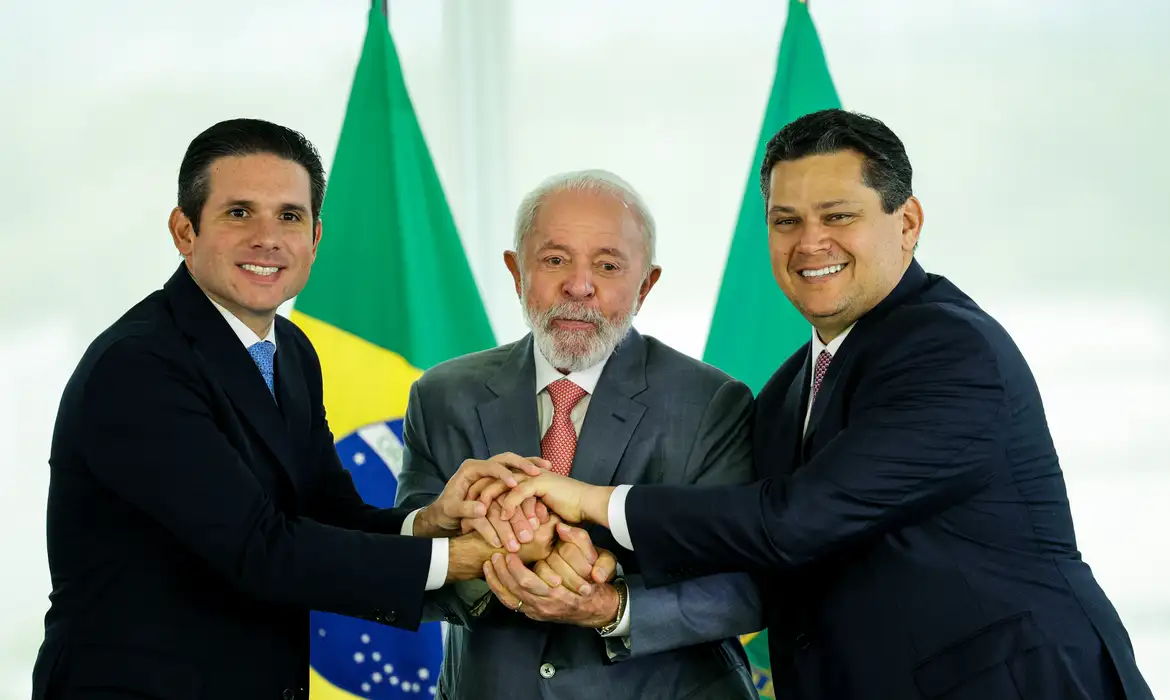 O presidente Lula com os presidentes do Senado, Davi Alcolumbre, e da Câmara dos Deputados, Hugo Motta