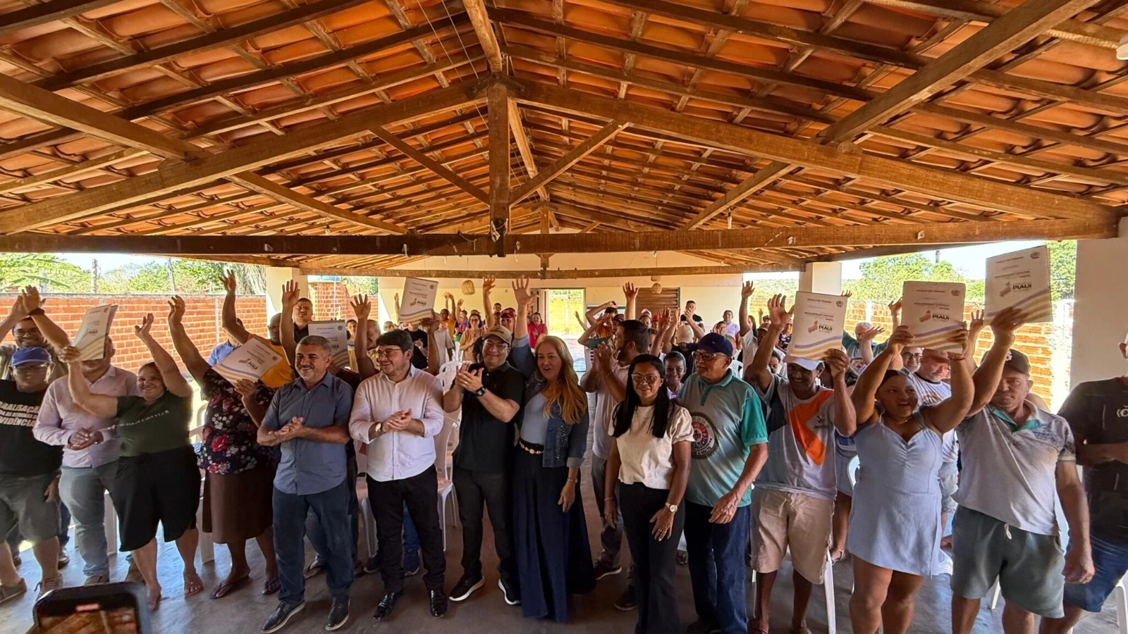 Entrega de documentos de terras no interior do Piauí