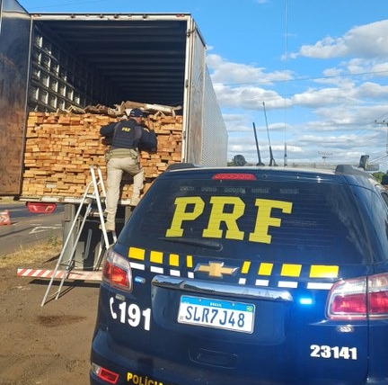 Carga de 32 m³ de madeira serrada foi apreendida pela PRF-PI
