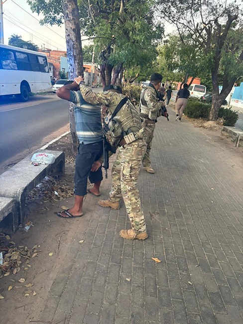 Suspeito sendo preso pela PM