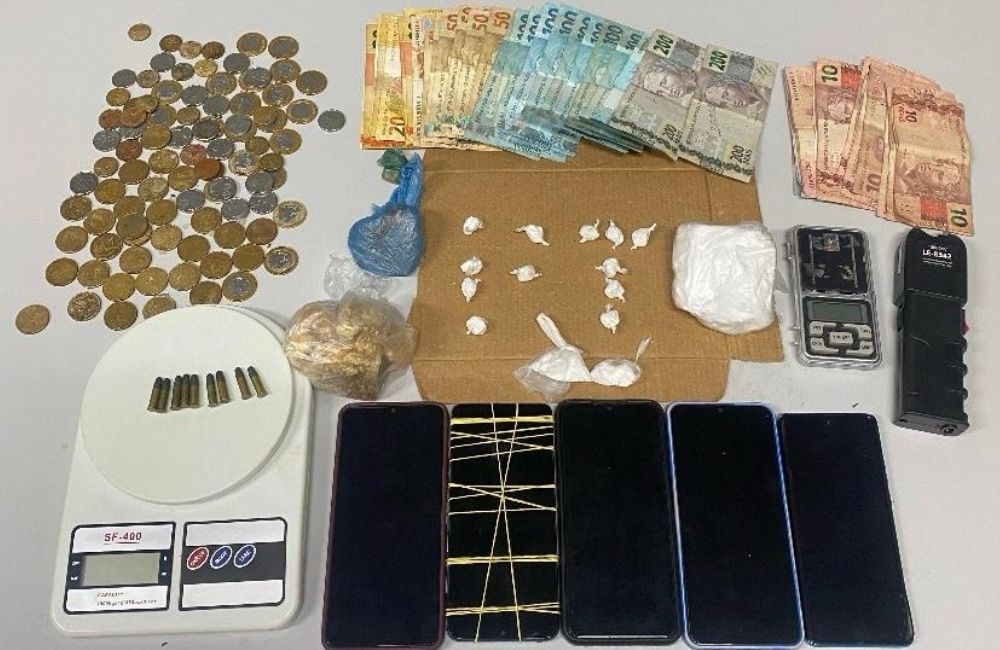 Durante a operação os agentes prenderam drogas, balanças de precisão, dinheiro em espécie, celulares e munições