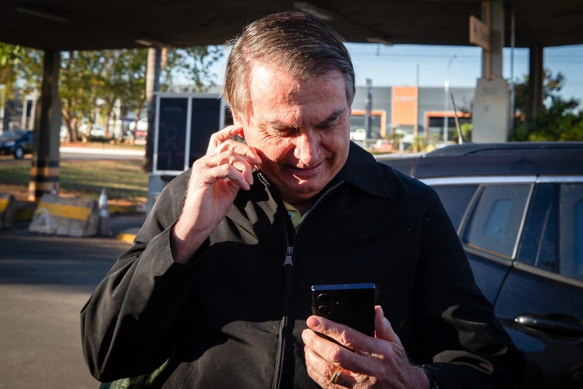 PF diz que Jair Bolsonaro burlou uma decisão do Supremo Tribunal Federal (STF) ao encaminhar mais de 300 vídeos pelo WhatsApp