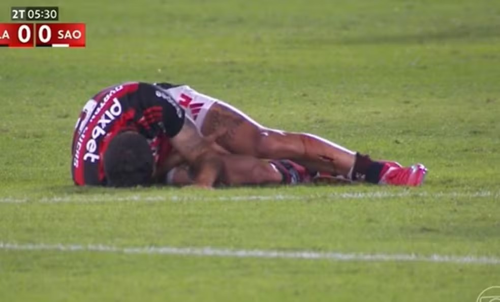 Ayrton Lucas sofreu corte na perna em Flamengo x São Paulo