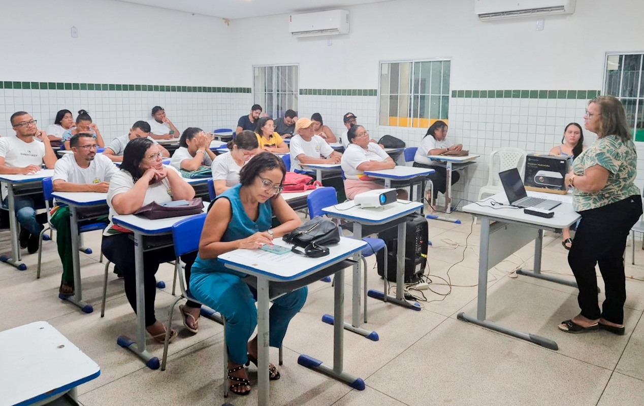 Jovens e adultos na sala de aula