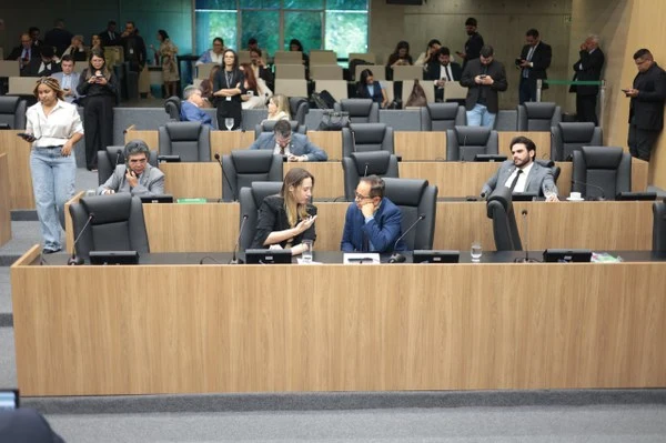 Deputados reunidos discutindo projeto de lei da adultização