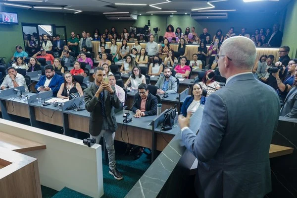 Deputados estaduais e sociedade civil durante audiência pública na Alepi