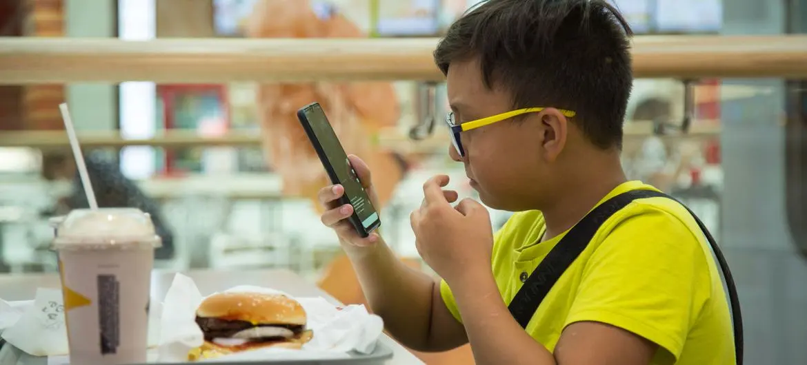 O consumo regular de fast-food pode ser viciante para crianças