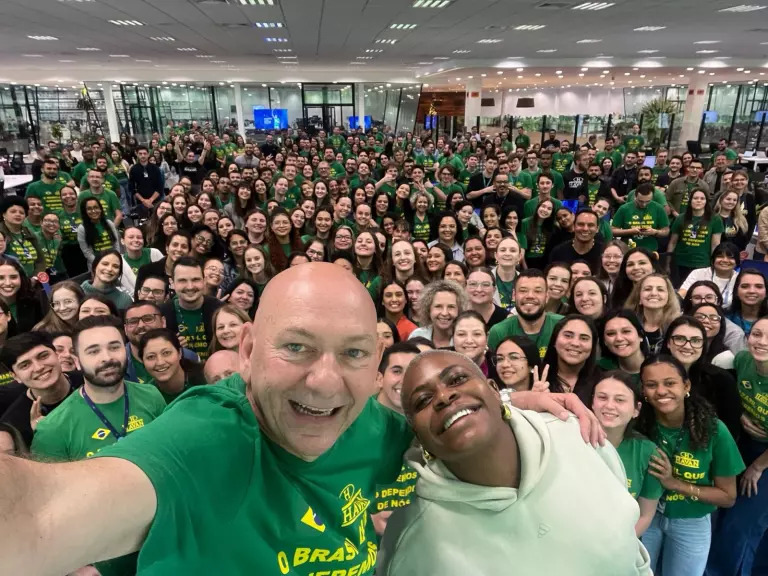 Luciano Hang e Jojo Todynho em foto com funcionários da Havan