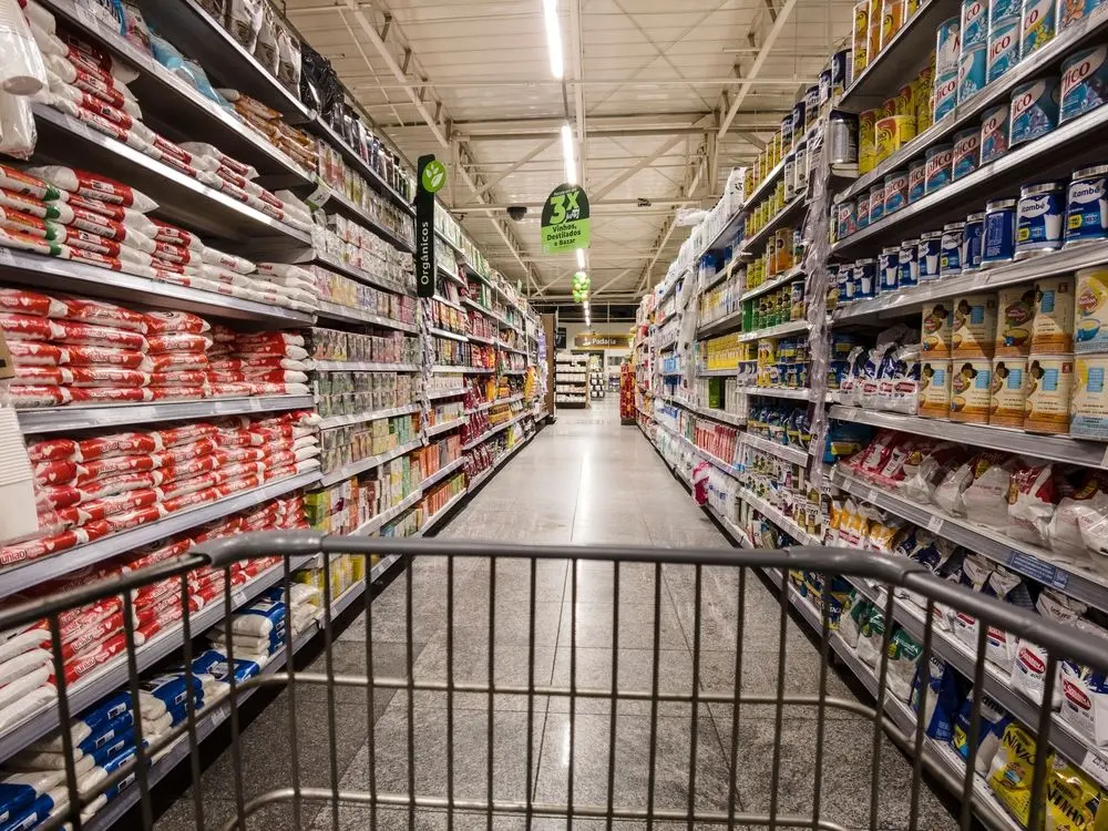 Carrinho em fileira do supermercado