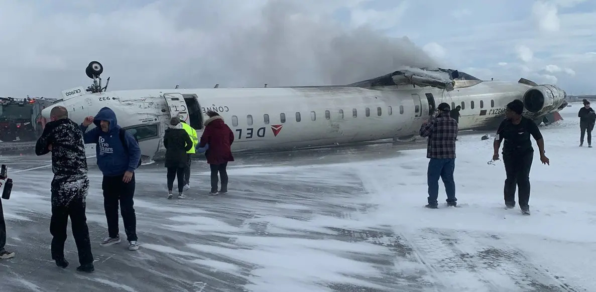 Avião fica de “cabeça para baixo” em aeroporto no Canadá