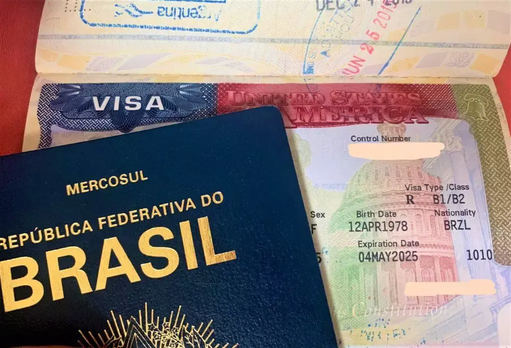 Passaporte brasileiro terá mais exigências para visto dos EUA com taxa extra e entrevista obrigatória a partir de setembro