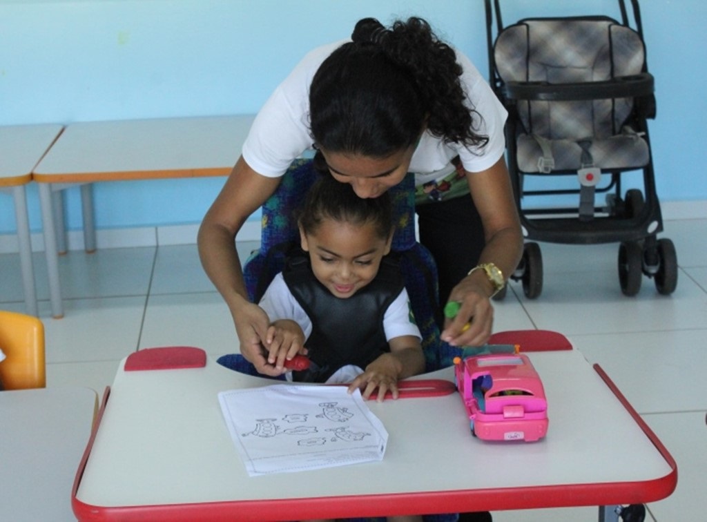 Crianças com deficiência têm direito a um profissional de apoio em sala de aula