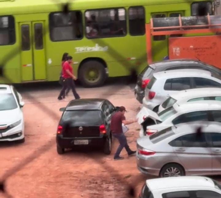 Criminosos arrombam carro em estacionamento na Frei Serafim