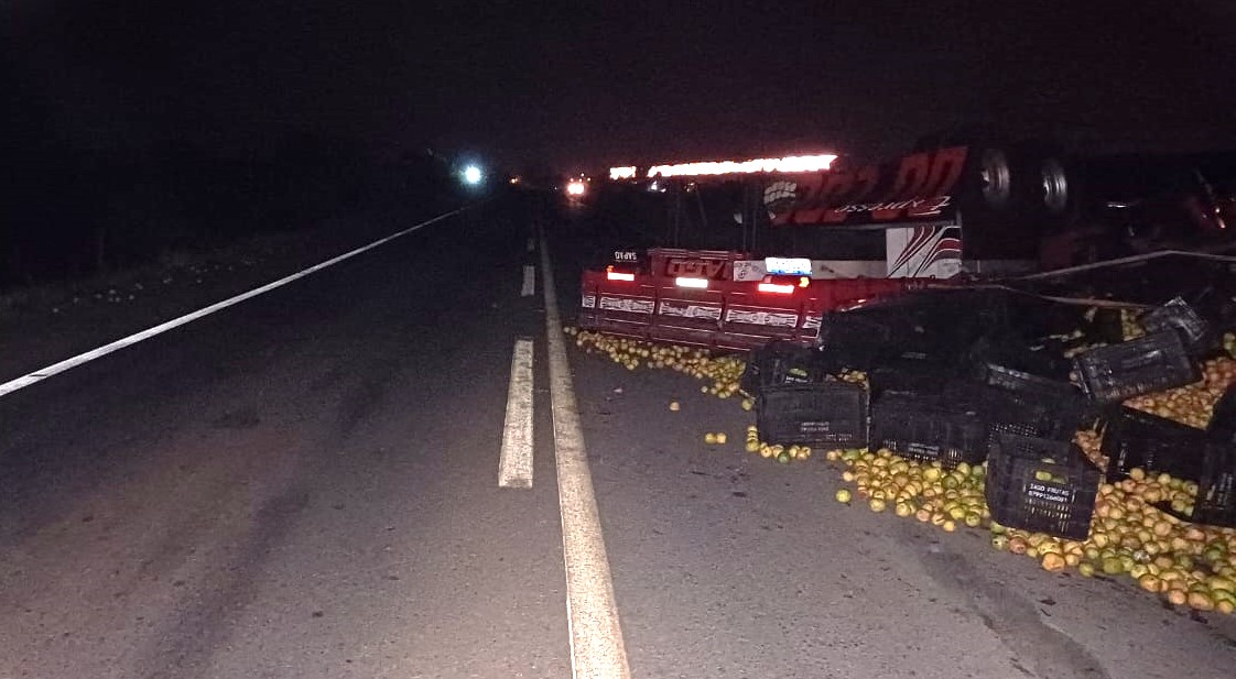 Caminhão carregado com goiabas capota em Geminiano