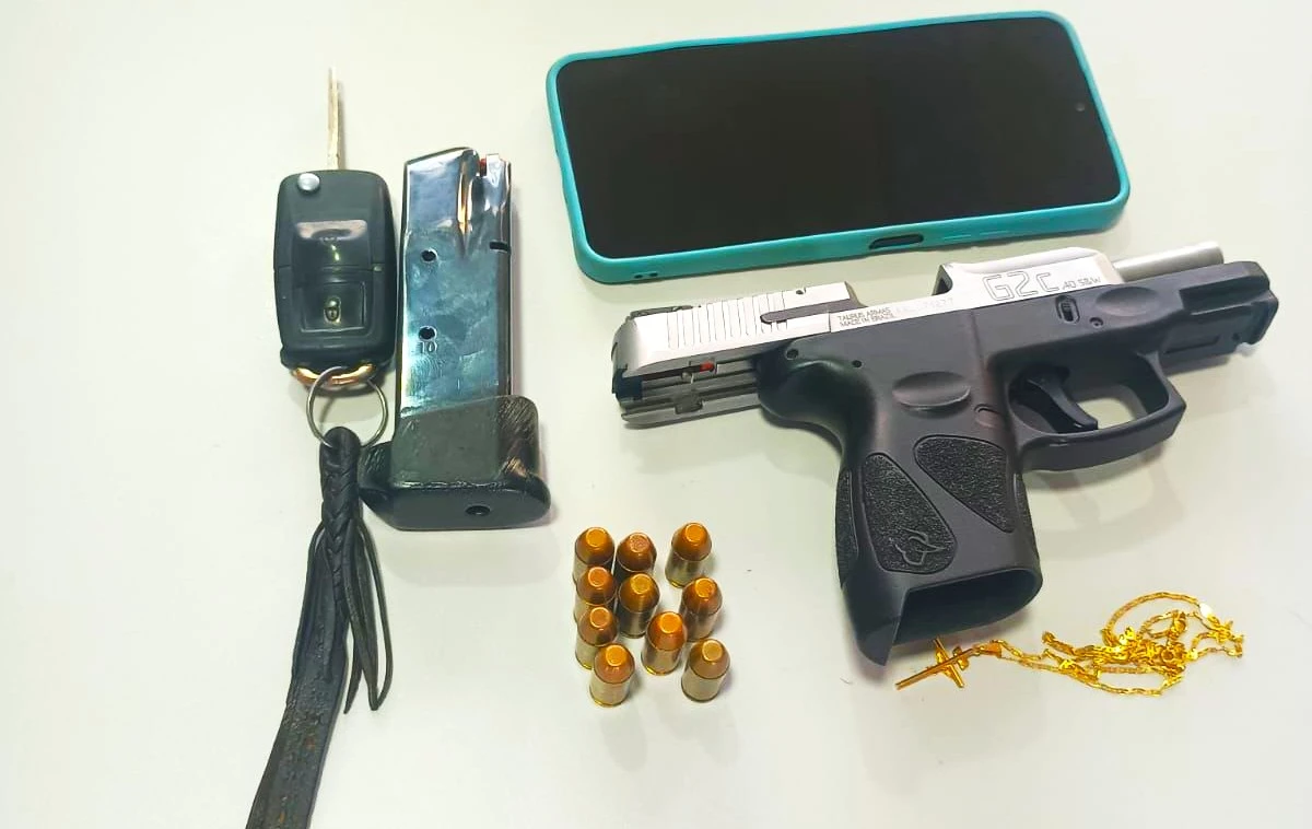 Armas e munições apreendidas com o homem