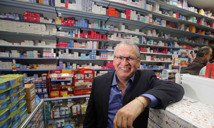 Empresário Sidney Oliveira, dono da Ultrafarma, em sua rede de lojas na cidade de São Paulo