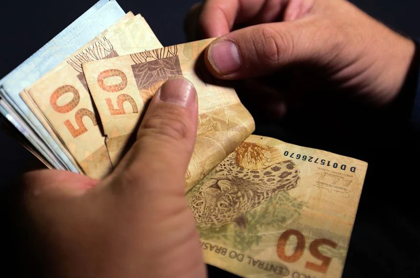 Proposta prevê novo salário mínimo de R\$ 1.630 a partir de janeiro de 2026, com ganho real limitado.