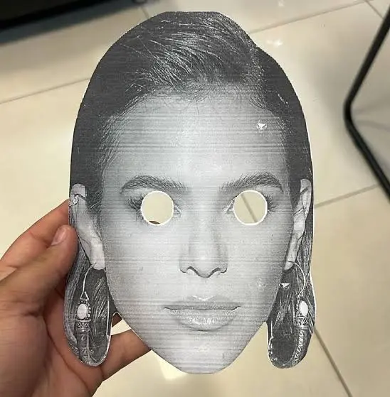 Modelo de máscara de Bruna Marquezine preparado por torcedores do Sport