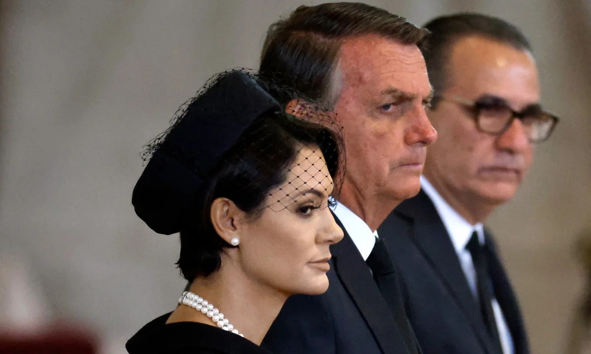 Ex-presidente Jair Bolsonaro e sua esposa
