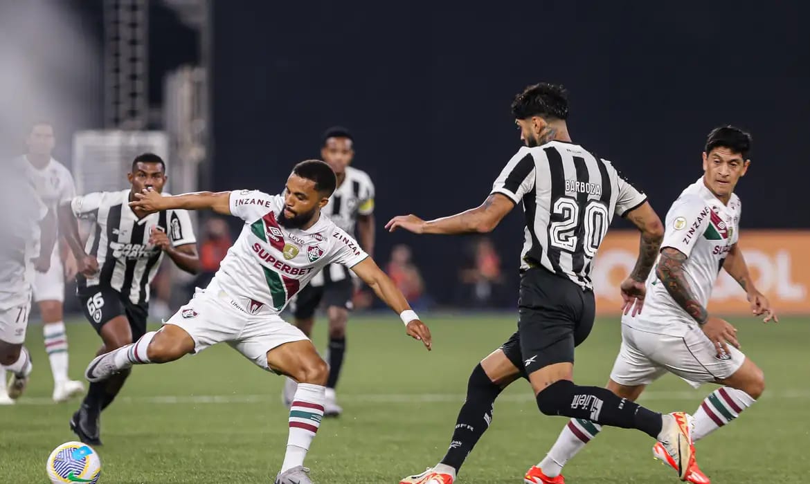 Fluminense e Botafogo fazem clássico de opostos no Brasileiro