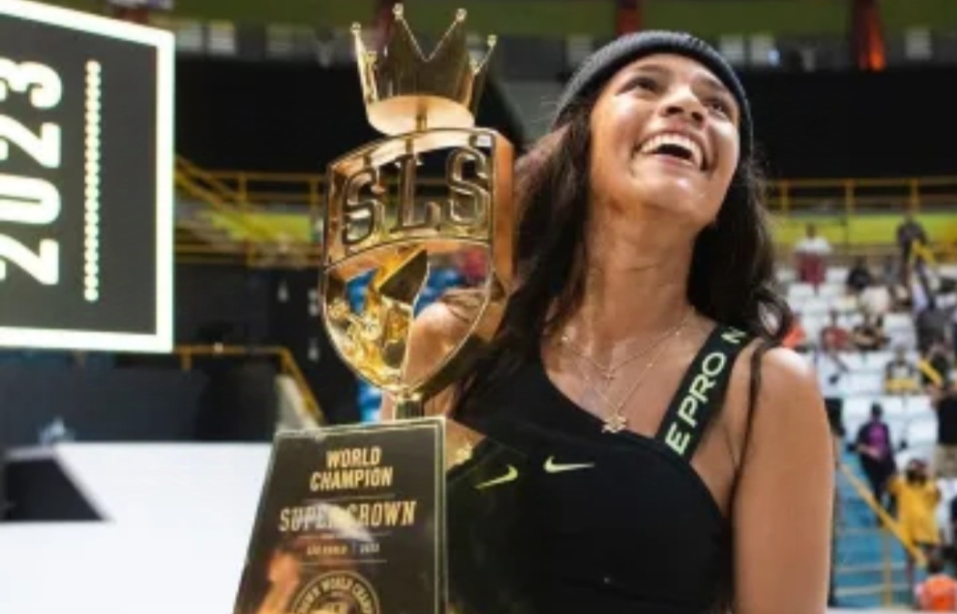 Rayssa Leal com o troféu do tricampeonato mundial de skate