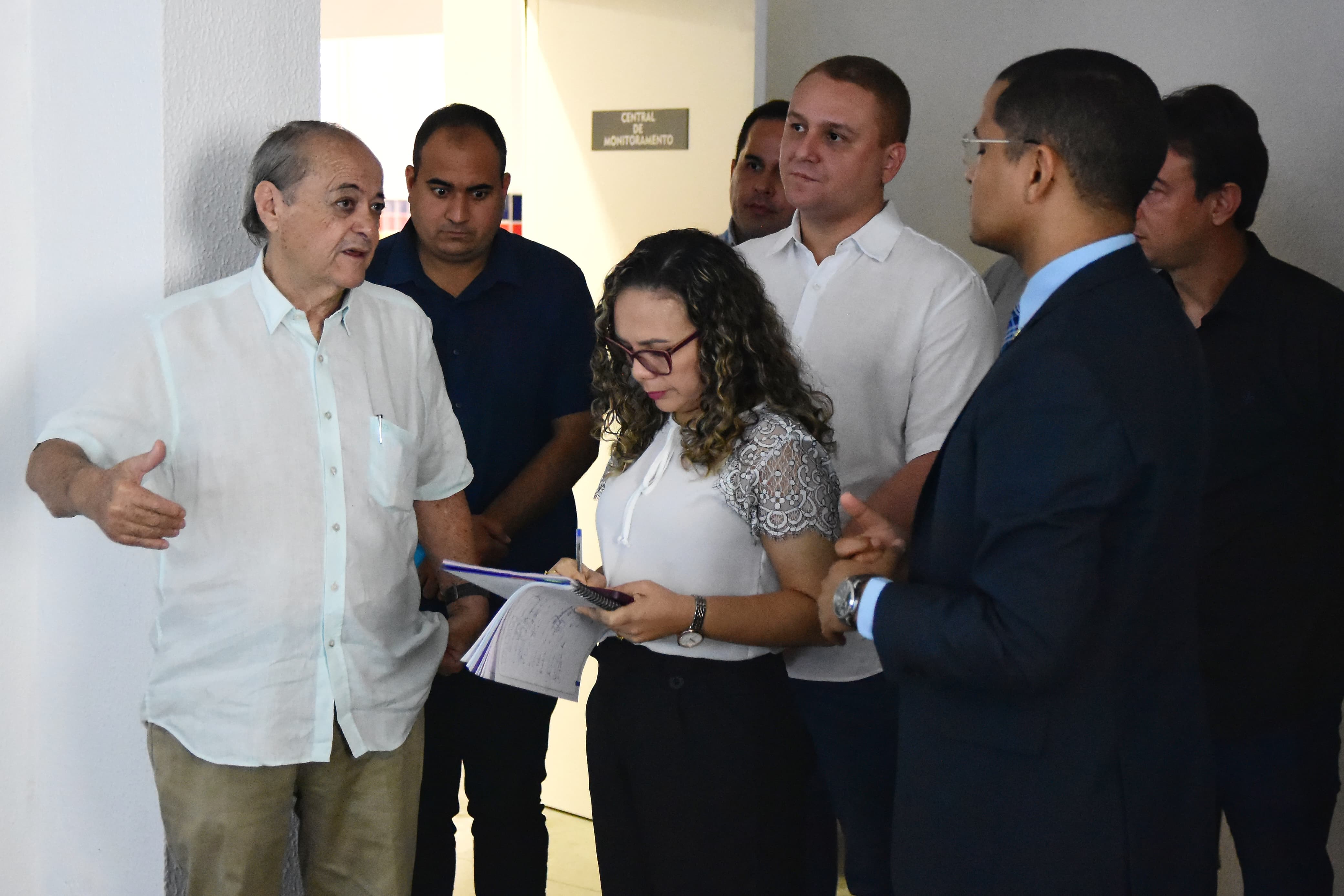 Prefeito visita secretarias municipais