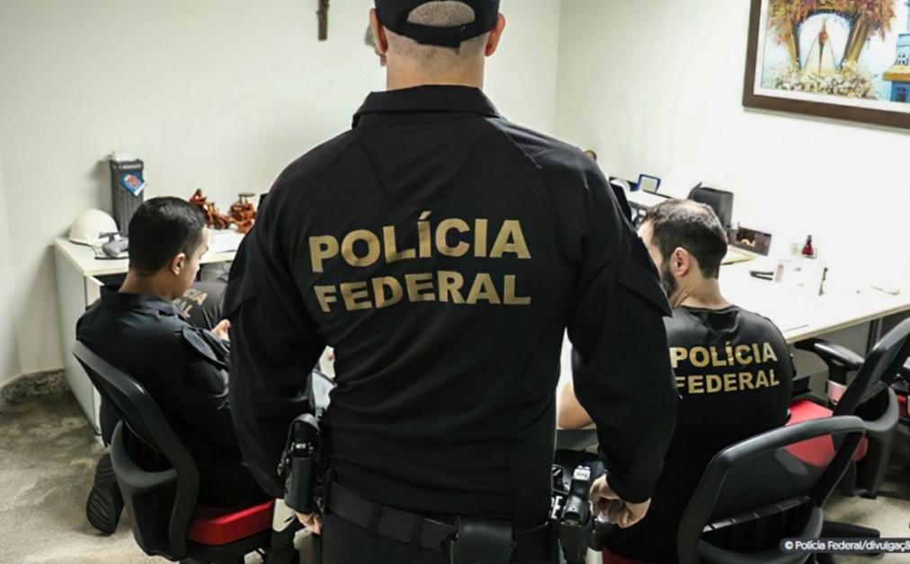 Agentes da Polícia Federal recolhem documentos