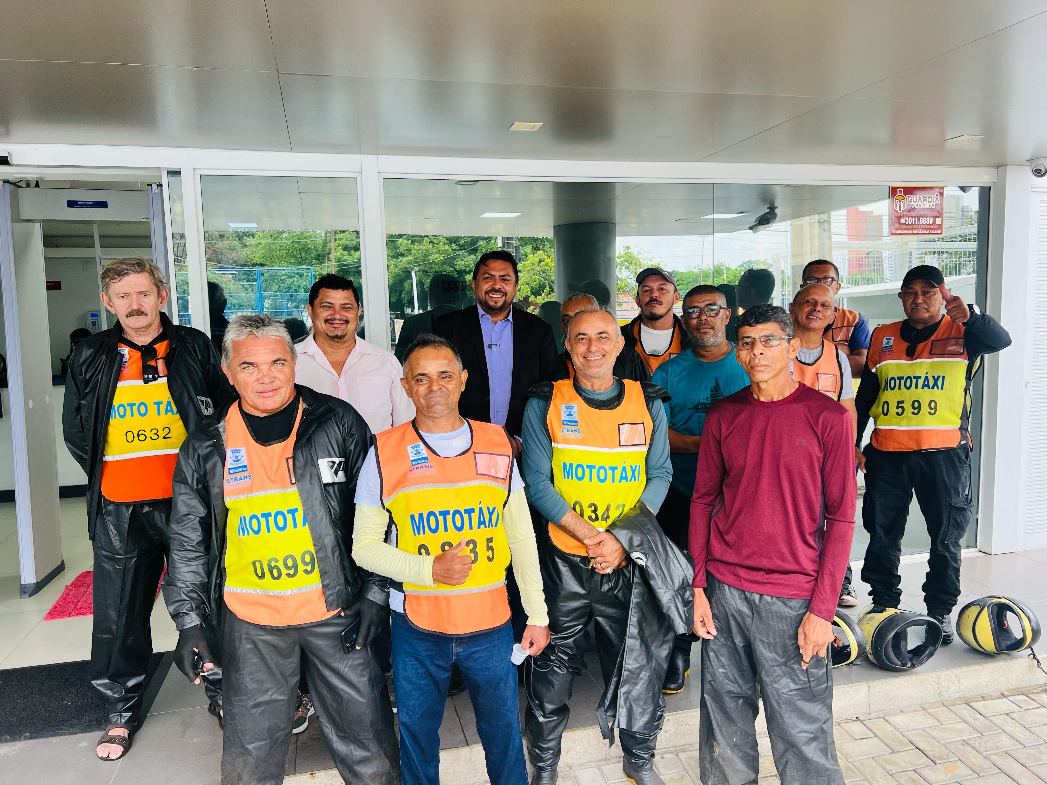 Motoristas em reunião com o vereador João Pereira